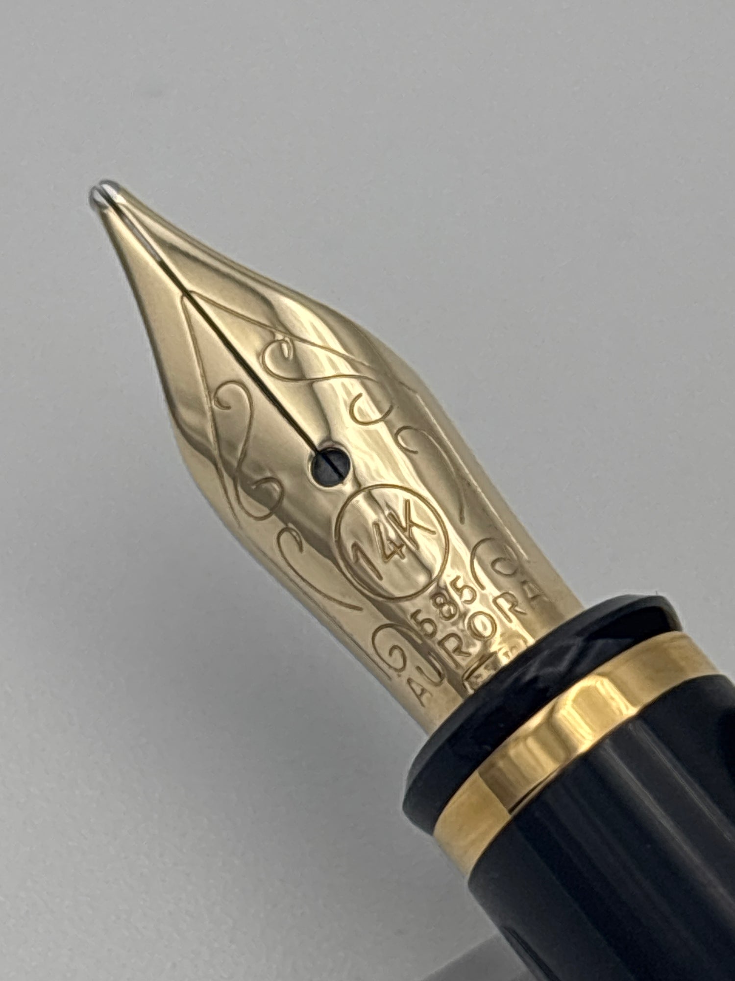 Aurora Ipsilon Resin Black -14k Medium Nib - Pre-Owned