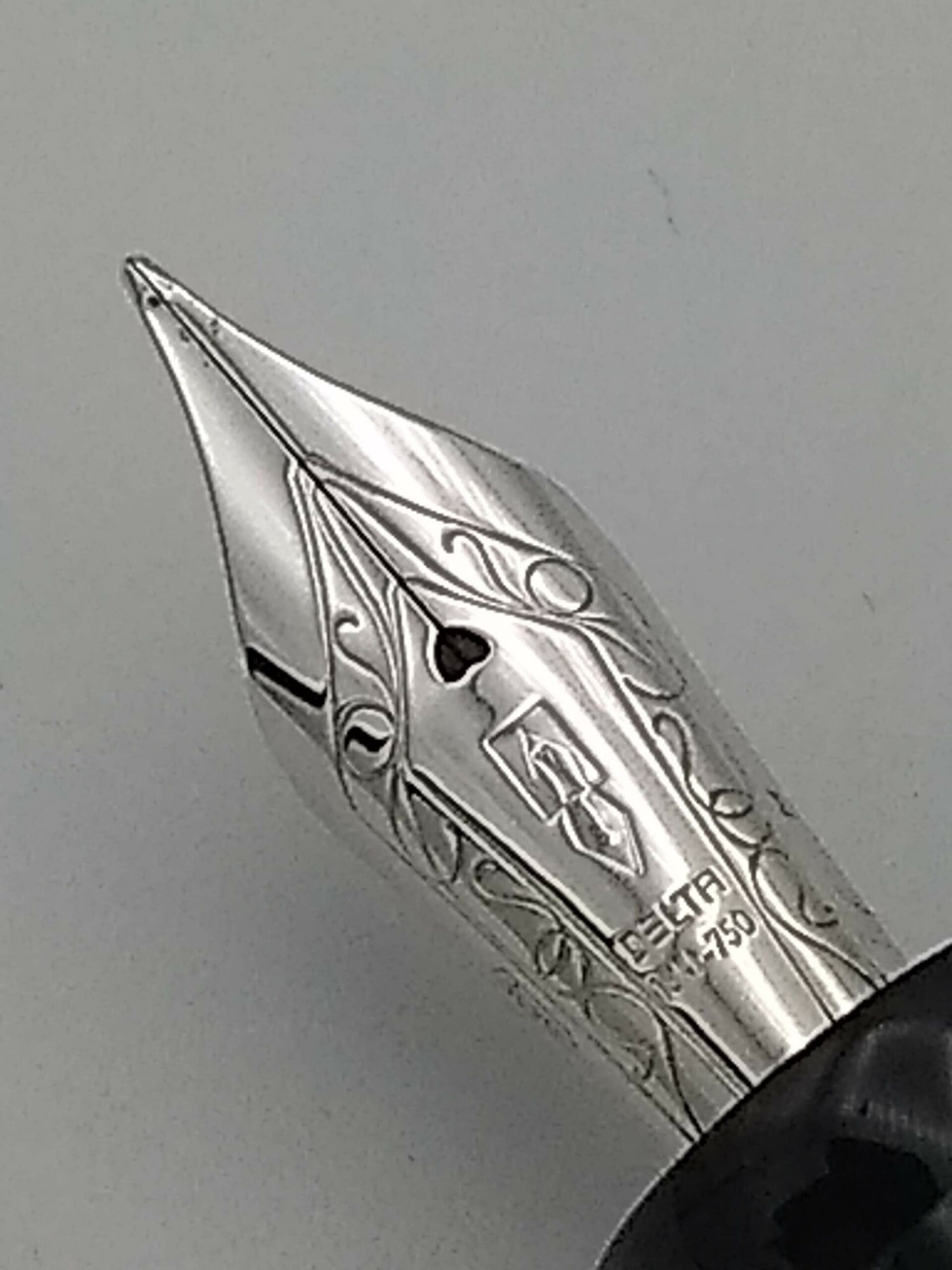 Delta Las Meninas Demonstrator LE 151/656 - 18k Medium Nib - Pre-Owned